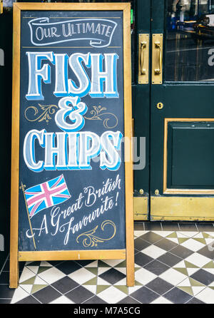 Auf Blackboard außerhalb eine Kneipe in London unterzeichnen die ultimative Fisch und Chips, eine große britische Favoriten Stockfoto