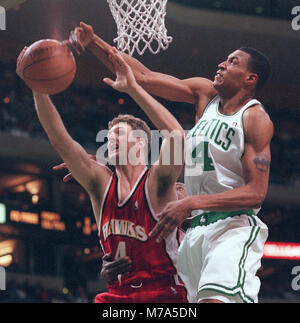 Atlanta Hawks CHRIS CRAWFORD verschmutzt durch Bosotn Celtics ADRIAN GREIFE UND TONY BATTIE IM 4. QT 12-22-99 im Fleet Center in Boston, Ma USA FOTO BILL BELKNAP Stockfoto