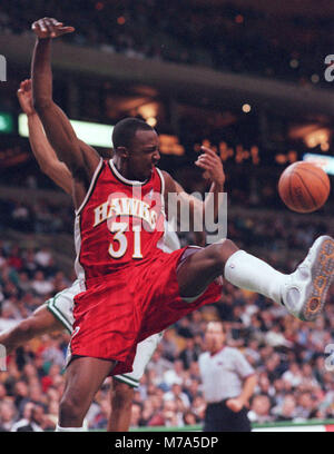 Atlanta Hawks JASON TERRY VERSCHMUTZT IM 4. QT-Aktion an der Fleet Center in Boston, Ma USA 12-22-99 FOTO BILL BELKNAP Stockfoto