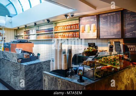 London, Großbritannien - 8. März 2018: Leere Starbucks Coffee House in der Kensington High Street, London, UK mit einigen natürlichen Licht von Oberlicht Stockfoto