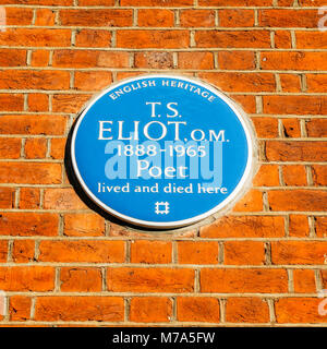 London, Großbritannien - 8. März 2018: English Heritage Blue, wo der berühmte Dichter T.S Eliot lebte und starb, 1888-1965 in einer Wohnung in Kensington, London Pest Stockfoto