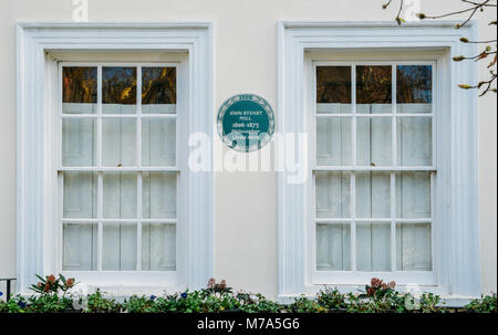 London, Großbritannien - 8. März 2018: English Heritage blue Pest, wo der berühmte Philosoph, John Stuart Mill, 1806-1873, in einer Wohnung in Kensington lebten, Stockfoto