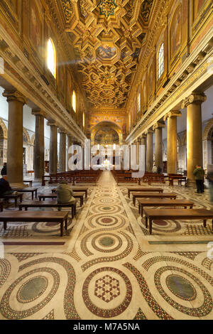 Innenraum der Basilika Santa Maria in Trastevere Stockfoto