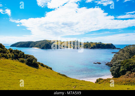 Blick von urupukapuka Island in der Bucht von Inseln, North Island, Neuseeland, in Richtung Waewaetorea Insel suchen Stockfoto