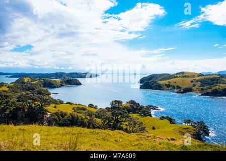 Blick von urupukapuka Island in der Bucht von Inseln, North Island, Neuseeland. Waewaetorea Insel oder Rechts, Moutkiekie Insel auf der linken Seite Stockfoto