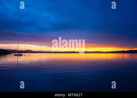 Sonnenuntergang mit verankert Yacht aus urupukapuka Island in der Bucht von Inseln, North Island, Neuseeland Stockfoto