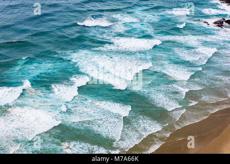 Auf brechenden Wellen am Cape Reinga, North Island, Neuseeland Stockfoto