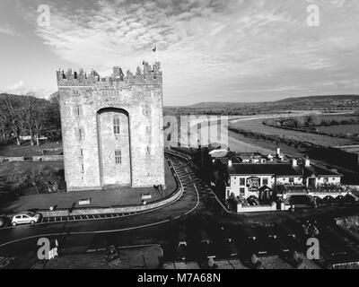 Luftaufnahme von Irlands berühmtesten Schloss und Irish Pub im County Clare. Berühmte Touristenattraktion. Bunratty Castle und Durty Nelly's Pub. Stockfoto