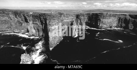 Schwarze und weiße Landschaft Foto von den Klippen von Moher entfernt in der Grafschaft Clare, Irland Stockfoto