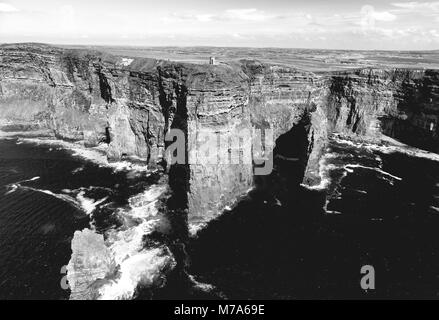 Schwarze und weiße Landschaft Foto von den Klippen von Moher entfernt in der Grafschaft Clare, Irland Stockfoto