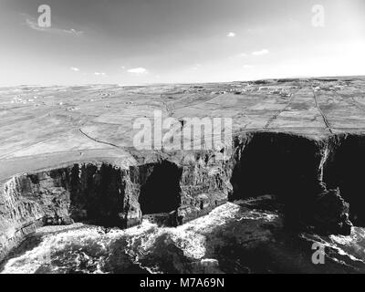 Schwarze und weiße Landschaft Foto von den Klippen von Moher entfernt in der Grafschaft Clare, Irland Stockfoto