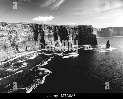 Schwarze und weiße Landschaft Foto von den Klippen von Moher entfernt in der Grafschaft Clare, Irland Stockfoto