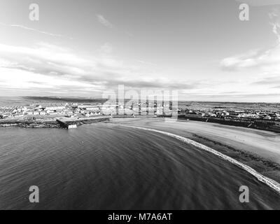 Schwarz-weiß Foto von Grafschaft clares top Irland Kilkee Strand Strand. Stockfoto