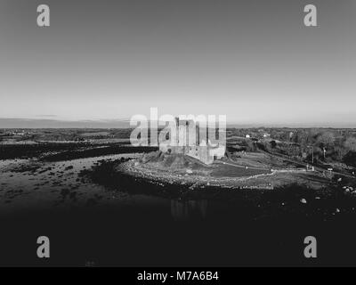 Schwarze und weiße Dunguaire Castle Schloss Sonnenuntergang am Abend, in der Nähe von Kinvarra in der Grafschaft Galway, Irland - wilden Atlantischen Strecke. Berühmte öffentliche touristische Anziehung, die ich Stockfoto