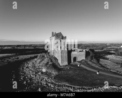 Schwarze und weiße Dunguaire Castle Schloss Sonnenuntergang am Abend, in der Nähe von Kinvarra in der Grafschaft Galway, Irland - wilden Atlantischen Strecke. Berühmte öffentliche touristische Anziehung, die ich Stockfoto