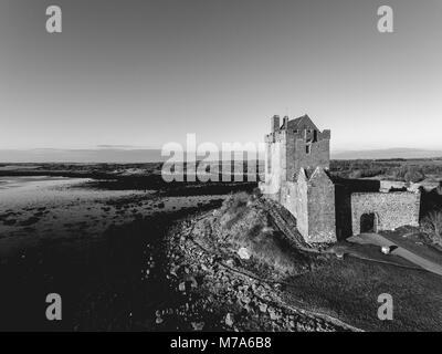 Schwarze und weiße Dunguaire Castle Schloss Sonnenuntergang am Abend, in der Nähe von Kinvarra in der Grafschaft Galway, Irland - wilden Atlantischen Strecke. Berühmte öffentliche touristische Anziehung, die ich Stockfoto