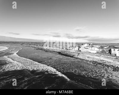 Luftbild von Irlands Top Surf-Stadt und Strand in Irland. Lahinch Lehinch Stadt und Strand in der Grafschaft Clare. Schöne malerische ländliche Landschaft in Stockfoto