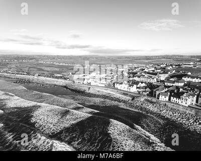 Luftbild von Irlands Top Surf-Stadt und Strand in Irland. Lahinch Lehinch Stadt und Strand in der Grafschaft Clare. Schöne malerische ländliche Landschaft in Stockfoto