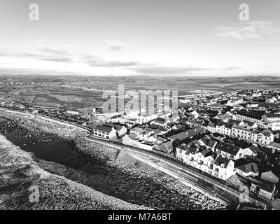 Luftbild von Irlands Top Surf-Stadt und Strand in Irland. Lahinch Lehinch Stadt und Strand in der Grafschaft Clare. Schöne malerische ländliche Landschaft in Stockfoto