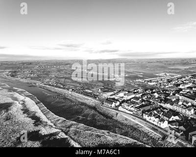 Luftbild von Irlands Top Surf-Stadt und Strand in Irland. Lahinch Lehinch Stadt und Strand in der Grafschaft Clare. Schöne malerische ländliche Landschaft in Stockfoto