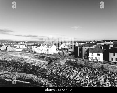 Luftbild von Irlands Top Surf-Stadt und Strand in Irland. Lahinch Lehinch Stadt und Strand in der Grafschaft Clare. Schöne malerische ländliche Landschaft in Stockfoto