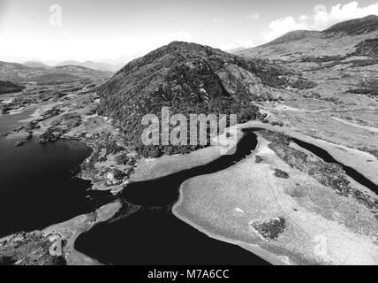 Schwarze und Weiße Antenne Birds Eye Landschaft aus dem Ring of Kerry, Irland. landschaftlich wunderschöne Nationalpark. Stockfoto