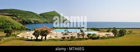 Pool und Monte Brasil. Angra do Delgada. Auf der Insel Terceira, Azoren. Portugal Stockfoto