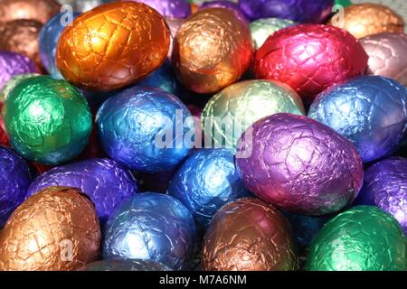 Stapel der bunten Schokolade Ostereier Stockfoto