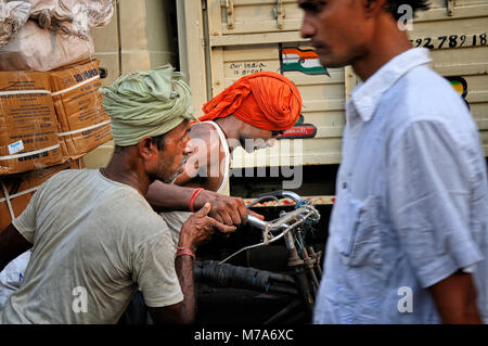 Rickshawman in den Straßen von Kalkutta. Indien Stockfoto