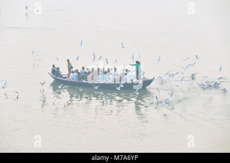 Pilger auf dem Ganges, Varanasi, Indien Stockfoto