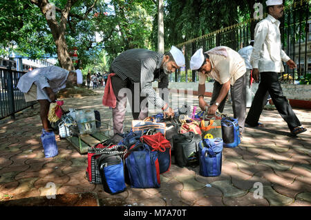 Dabbawalas von Mumbai. Sie sammeln frisch Essen aus dem Haus der Mitarbeiter im Büro gekocht und an Ihren jeweiligen Arbeitsplätzen liefern und wieder b Stockfoto