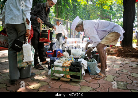 Dabbawalas von Mumbai. Sie sammeln frisch Essen aus dem Haus der Mitarbeiter im Büro gekocht und an Ihren jeweiligen Arbeitsplätzen liefern und wieder b Stockfoto