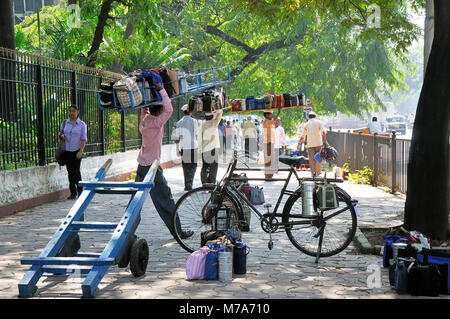 Dabbawalas von Mumbai. Sie sammeln frisch Essen aus dem Haus der Mitarbeiter im Büro gekocht und an Ihren jeweiligen Arbeitsplätzen liefern und wieder b Stockfoto