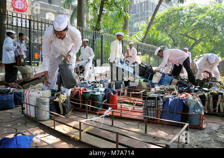 Dabbawalas von Mumbai. Sie sammeln frisch Essen aus dem Haus der Mitarbeiter im Büro gekocht und an Ihren jeweiligen Arbeitsplätzen liefern und wieder b Stockfoto