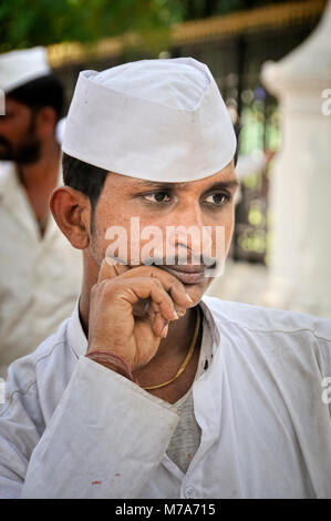 Dabbawala von Mumbai. Sie sammeln frisch Essen aus dem Haus der Mitarbeiter im Büro gekocht und an Ihren jeweiligen Arbeitsplätzen und zurück Ba liefern Stockfoto