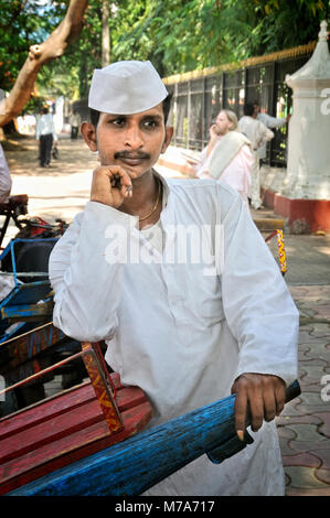 Dabbawala von Mumbai. Sie sammeln frisch Essen aus dem Haus der Mitarbeiter im Büro gekocht und an Ihren jeweiligen Arbeitsplätzen und zurück Ba liefern Stockfoto