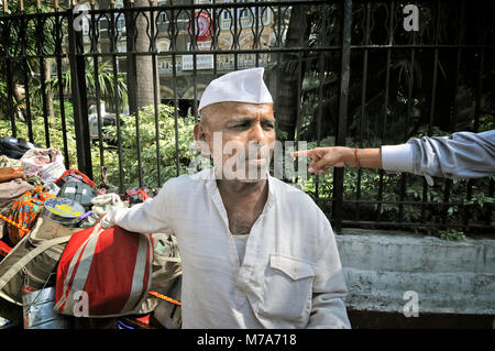 Dabbawala von Mumbai. Sie sammeln frisch Essen aus dem Haus der Mitarbeiter im Büro gekocht und an Ihren jeweiligen Arbeitsplätzen und zurück Ba liefern Stockfoto