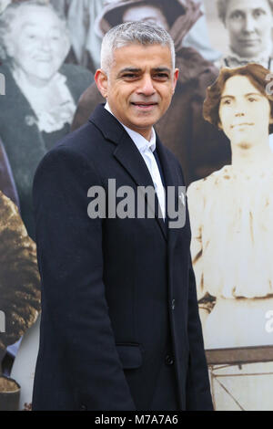 Der Bürgermeister von London, Sadiq Khan startet eine Ausstellung in Trafalgar Square das hundertjährige Jubiläum der ersten Frauen in Großbritannien, mit denen das Wahlrecht zu markieren. Dieses kennzeichnet 100 Jahre seit dem Jahr 1918 Darstellung des Menschen Handeln verabschiedet wurde folgende Kampagnen von suffragists und suffragetten. Die Ausstellung umfasst Lebensgroße Bilder von zentralen Figuren des Wahlrechts Bewegung, von denen viele unbesungenen Helden sind, deren Beitrag ist erst jetzt. Mit: Sadiq Khan Wo: London, Vereinigtes Königreich, wenn: 06 Feb 2018 Credit: WENN.com Stockfoto