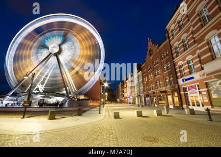 Danzig, Polen - 18 April 2017: Drehende Riesenrad in der Altstadt von Danzig bei Nacht entfernt, Polen Stockfoto