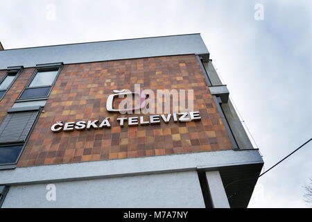 Prag, tschechische Republik - 9. MÄRZ 2018: Ceska Televize öffentlichen Fernsehsender Firmenlogo auf der Konzernzentrale am 9. März 2018 Stockfoto