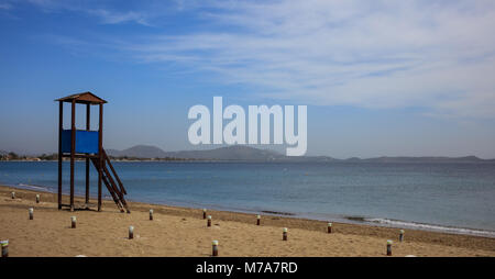 Rettungsschwimmer Hütte auf einem leeren Sandstrand. Blauer Himmel und ruhiges Meer Hintergrund Kopie Raum Stockfoto