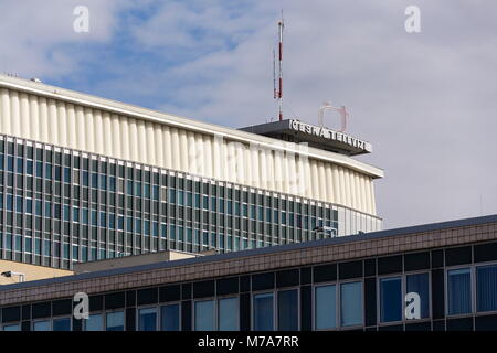 Prag, tschechische Republik - 9. MÄRZ 2018: Ceska Televize öffentlichen Fernsehsender Firmenlogo auf der Konzernzentrale am 9. März 2018 Stockfoto