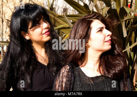 Zwei Studentinnen, Parisian-Algerian Faiza Faa (links) mit ihrem Freund Samar Munaf aus dem Irak (rechts) bis zu den Himmeln in Dundee, Großbritannien Stockfoto
