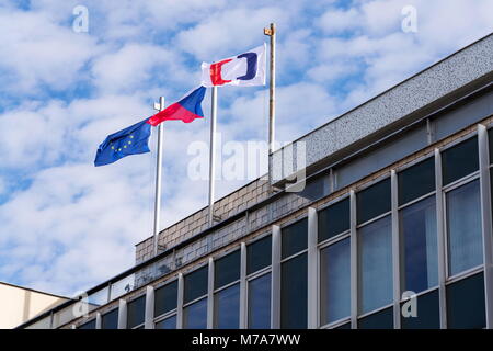 Prag, tschechische Republik - 9. MÄRZ 2018: Ceska Televize öffentlichen Fernsehsender Firmenlogo auf der Konzernzentrale am 9. März 2018 Stockfoto