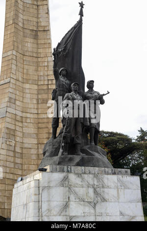 Äthiopien, Addis Abeba, die Tiglachin Denkmal, auch als Derg Denkmal am Churchill Avenue bekannt, Derg war das kommunistische Regime unter dem Diktator Mengistu Haile Mariam, ist ein Denkmal für äthiopische und kubanische Soldaten in der Ogaden-krieg zwischen Somalia und Äthiopien, am 12. September 1984 eingeweiht, die Statuen wurde von Nordkorea gespendet, und wurde von der Mansudae Art Studio/AETHIOPIEN, Addis Abeba, Monument aus der kommunistischen Derg Zeit hergestellt Stockfoto