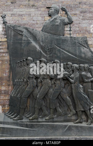 Äthiopien, Addis Abeba, die Tiglachin Denkmal, auch als Derg Denkmal am Churchill Avenue bekannt, Derg war das kommunistische Regime unter dem Diktator Mengistu Haile Mariam, ist ein Denkmal für äthiopische und kubanische Soldaten in der Ogaden-krieg zwischen Somalia und Äthiopien, am 12. September 1984 eingeweiht, die Statuen wurde von Nordkorea gespendet, und wurde von der Mansudae Art Studio hergestellt, Wand Relief mit Arbeiter, Bauern und Soldaten, angeführt von dem Diktator/AETHIOPIEN, Addis Abeba, Monument aus der kommunistischen Derg Zeit Stockfoto