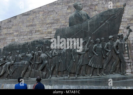 Äthiopien, Addis Abeba, die Tiglachin Denkmal, auch als Derg Denkmal am Churchill Avenue bekannt, Derg war das kommunistische Regime unter dem Diktator Mengistu Haile Mariam, ist ein Denkmal für äthiopische und kubanische Soldaten in der Ogaden-krieg zwischen Somalia und Äthiopien, am 12. September 1984 eingeweiht, die Statuen wurde von Nordkorea gespendet, und wurde von der Mansudae Art Studio hergestellt, Wand Relief mit Arbeiter, Bauern und Soldaten, angeführt von dem Diktator/AETHIOPIEN, Addis Abeba, Monument aus der kommunistischen Derg Zeit Stockfoto