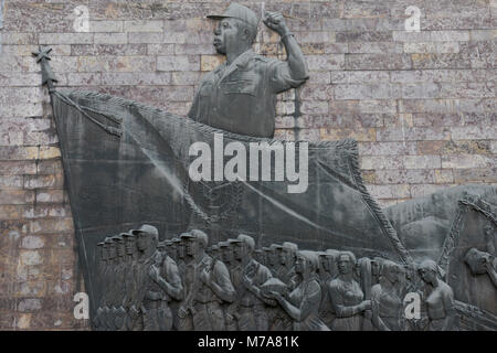 Äthiopien, Addis Abeba, die Tiglachin Denkmal, auch als Derg Denkmal am Churchill Avenue bekannt, Derg war das kommunistische Regime unter dem Diktator Mengistu Haile Mariam, ist ein Denkmal für äthiopische und kubanische Soldaten in der Ogaden-krieg zwischen Somalia und Äthiopien, am 12. September 1984 eingeweiht, die Statuen wurde von Nordkorea gespendet, und wurde von der Mansudae Art Studio hergestellt, Wand Relief mit Arbeiter, Bauern und Soldaten, angeführt von dem Diktator/AETHIOPIEN, Addis Abeba, Monument aus der kommunistischen Derg Zeit Stockfoto