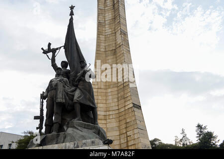 Äthiopien, Addis Abeba, die Tiglachin Denkmal, auch als Derg Denkmal am Churchill Avenue bekannt, Derg war das kommunistische Regime unter dem Diktator Mengistu Haile Mariam, ist ein Denkmal für äthiopische und kubanische Soldaten in der Ogaden-krieg zwischen Somalia und Äthiopien, am 12. September 1984 eingeweiht, die Statuen wurde von Nordkorea gespendet, und wurde von der Mansudae Art Studio/AETHIOPIEN, Addis Abeba, Monument aus der kommunistischen Derg Zeit hergestellt Stockfoto