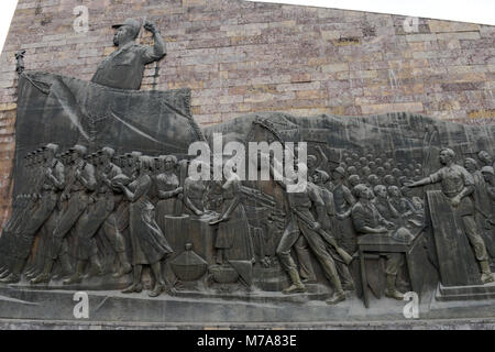 Äthiopien, Addis Abeba, die Tiglachin Denkmal, auch als Derg Denkmal am Churchill Avenue bekannt, Derg war das kommunistische Regime unter dem Diktator Mengistu Haile Mariam, ist ein Denkmal für äthiopische und kubanische Soldaten in der Ogaden-krieg zwischen Somalia und Äthiopien, am 12. September 1984 eingeweiht, die Statuen wurde von Nordkorea gespendet, und wurde von der Mansudae Art Studio hergestellt, Wand Relief mit Arbeiter, Bauern und Soldaten, angeführt von dem Diktator/AETHIOPIEN, Addis Abeba, Monument aus der kommunistischen Derg Zeit Stockfoto